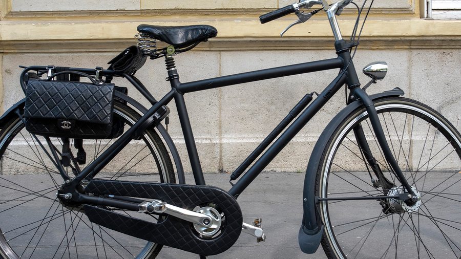 Enchères Chanel Bicyclette Karl Lagerfeld Bonhams Cornette de Saint Cyr