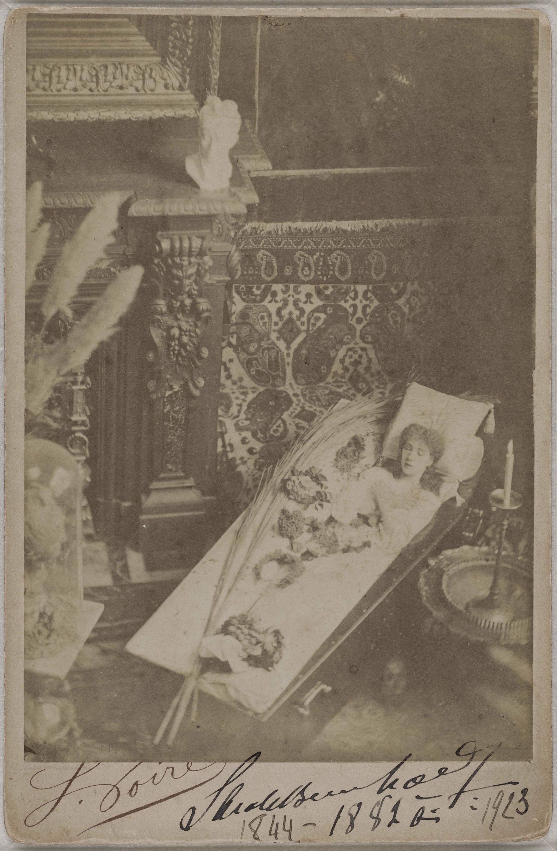 Photographie par Achille Mélandri de Sarah Bernhardt dormant dans son cercueil, vers 1880, Paris © Ville de Paris/Bibliothèque Marguerite Durand
