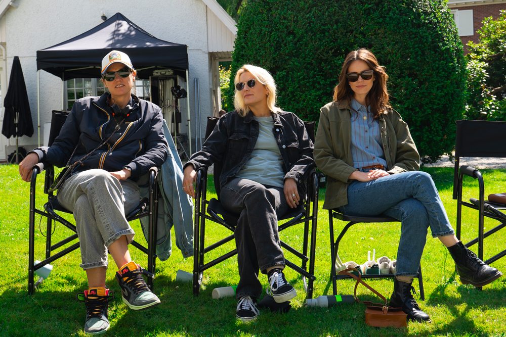 Éloïse Lang, Stacy Martin et Marie Papillon sur le tournage de La Graine (2023) © Prime Video.