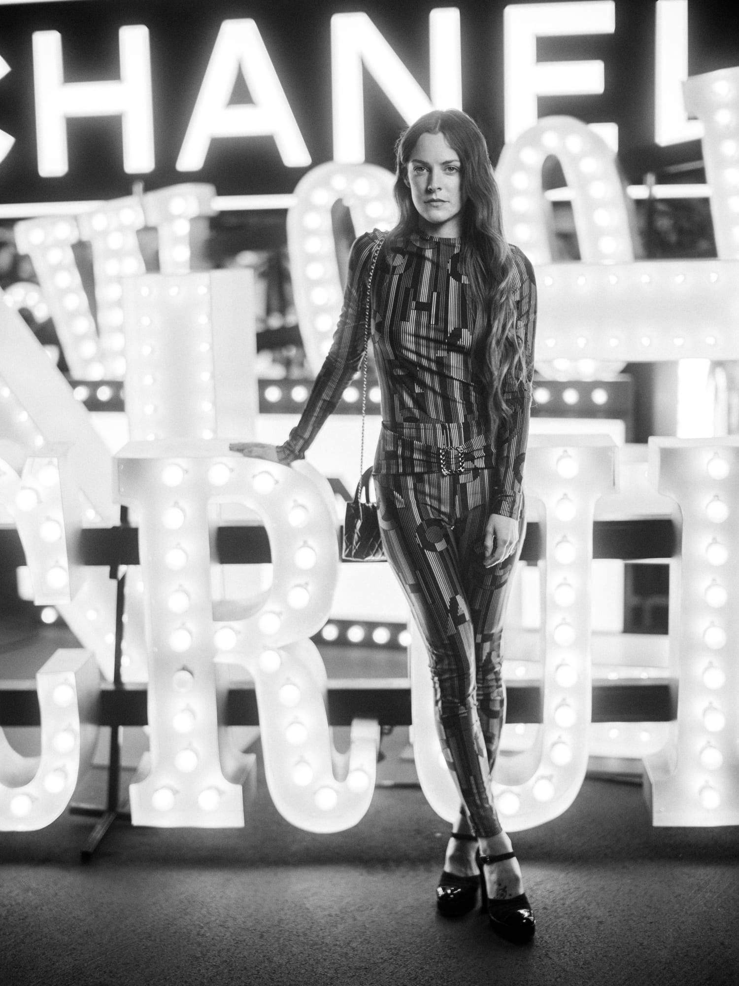 Riley Keough au défilé Chanel croisière 2023-2024 à Los Angeles