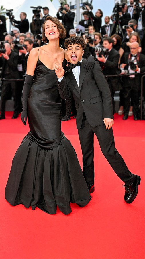 Phoebe Waller Bridge en Schiaparelli et Ethann Isidore en Ami au Festival de Cannes 2023