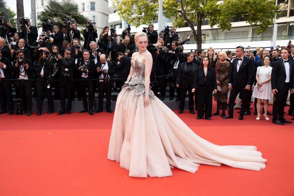 Elle Fanning en robe Alexander McQueen et Cartier au Festival de Cannes 2023  © Getty