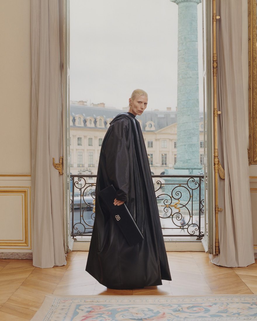 Le manteau oversized de la collection Balenciaga spring 2024