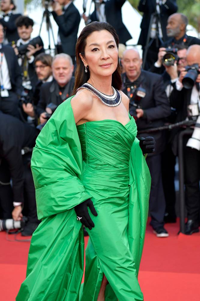 Michelle Yeoh avec un collier Boucheron sur le tapis rouge du Festival de Cannes 2023  © Getty Images