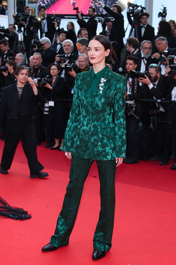 Charlotte Le Bon en Chloé et Boucheron à la cérémonie de clôture du 76e Festival de Cannes