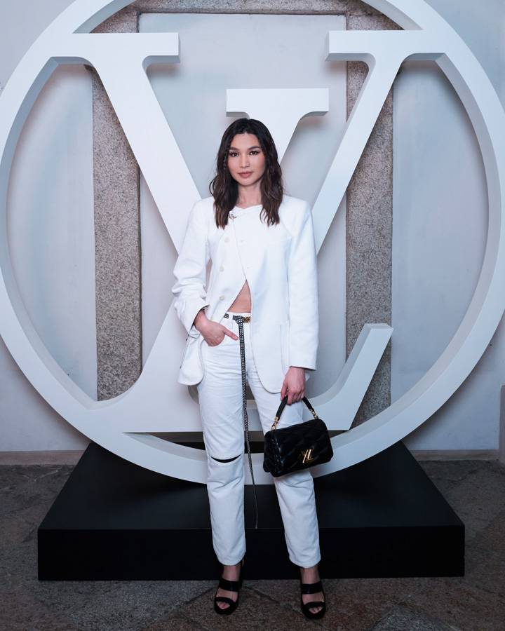 Gemma Chan au défilé Louis Vuitton Cruise 24 à Isola Bella