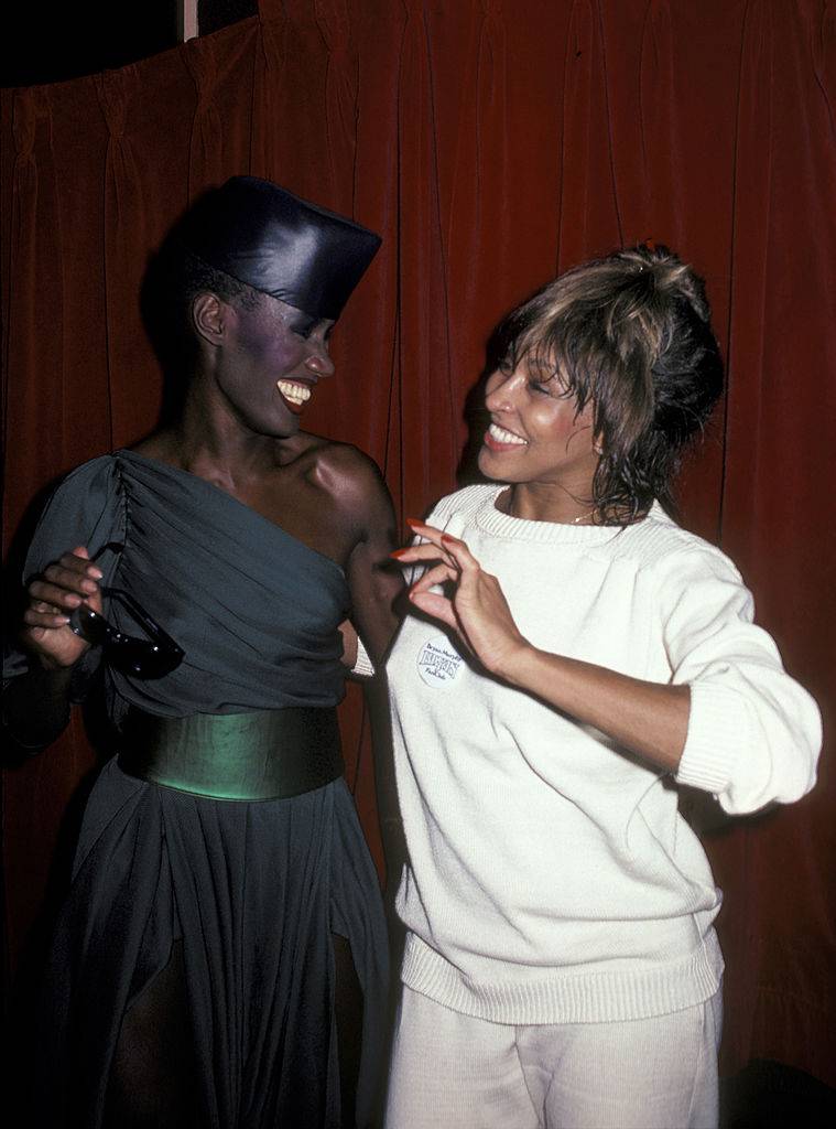 Grace Jones et Tina Turner en 1981 à New York City (Photo par Ron Galella/Ron Galella Collection via Getty Images)