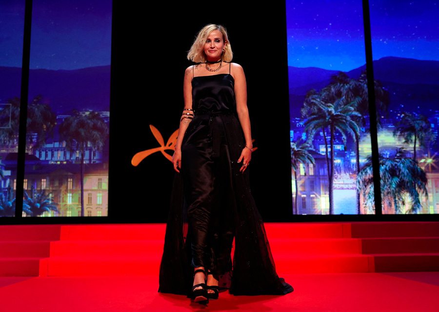 Julia Ducournau en Prada à la cérémonie de clôture du 76e Festival de Cannes