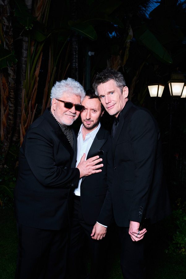 Pedro Almodovar et Anthony Vaccarello et Ethan Hawke au dîner Saint Laurent au Festival de Cannes 2023