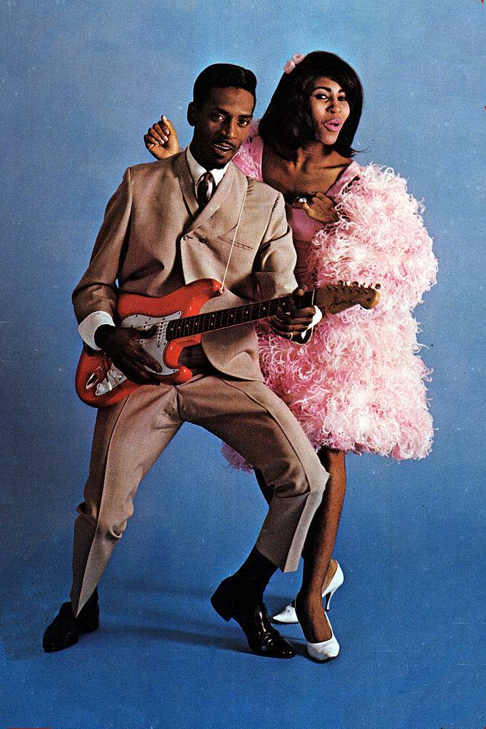 Ike Turner et Tina Turner en 1964 (Photo par GAB Archive/Redferns)