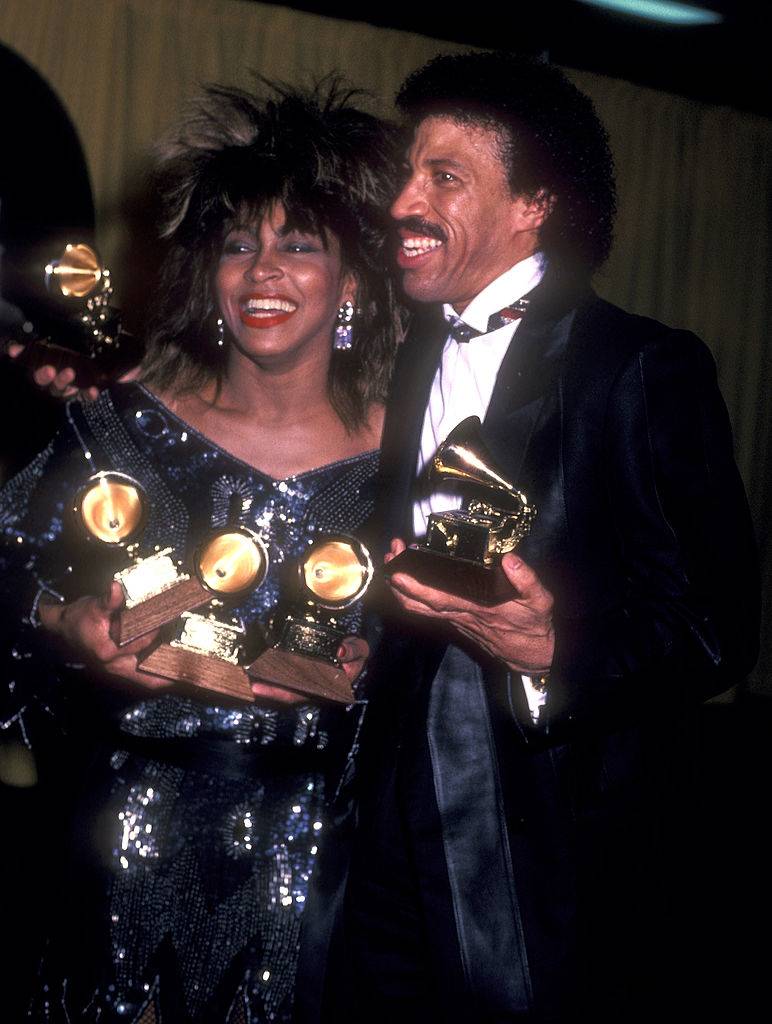 Tina Turner et Lionel Richie au Grammy Awards en 1985 (Photo par Barry King/WireImage)