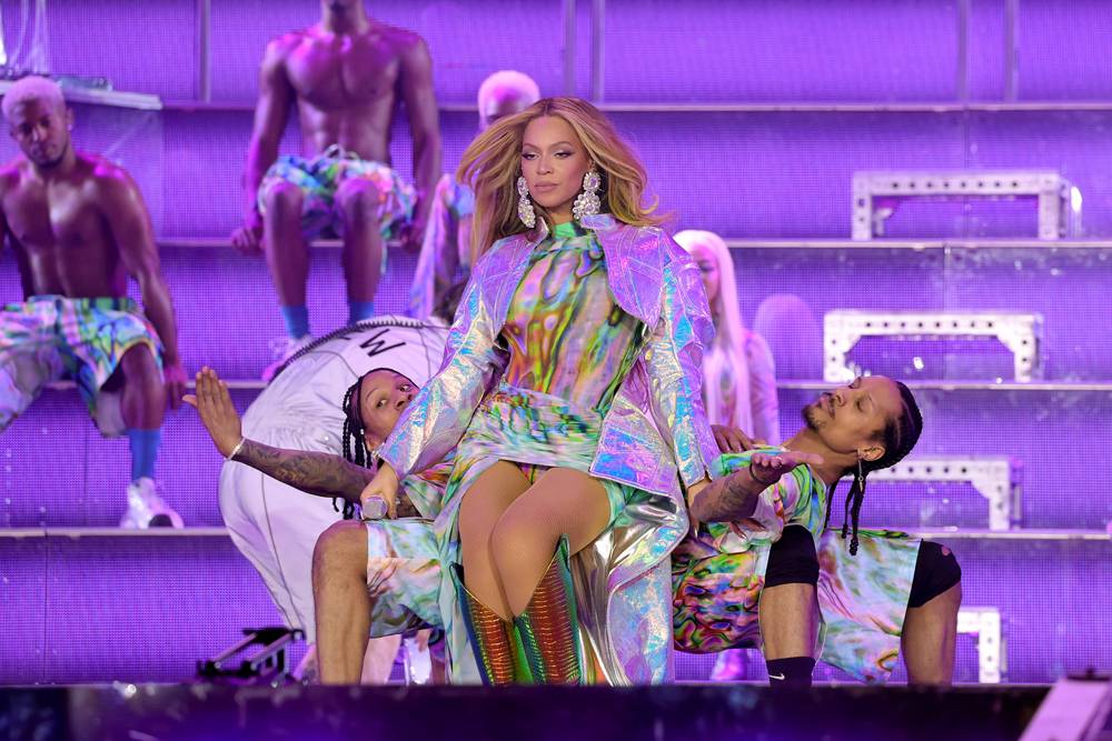 Beyoncé en David Koma, lors de la première date de son Renaissance World Tour à la Friends Arena en Suède, le 10 mai 2023. Photo par Kevin Mazur © Getty Images for Parkwood. 