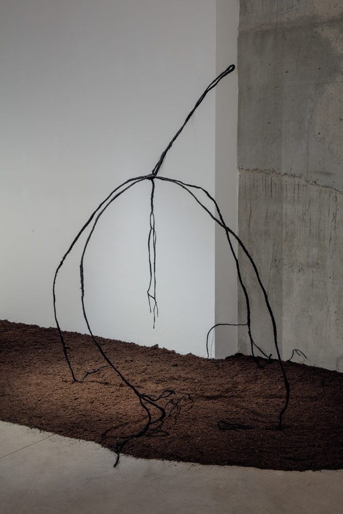 Vue de l'installation "La plage noire" (2022) à la Prometeo Gallery, Ida Pisani, Milan. Photo Antonio Maniscalco. Courtesy the artist and Prometeo Gallery Ida Pisani, Milan-Lucca.