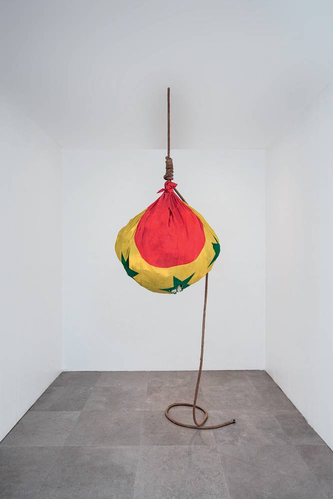 "Strange Fruit" (2022), installaion in situ à la galerie Cécile Fakhoury. Drapeau, pierres, corde. Photo Khalifa Hussein. Courtesy Galerie Cécile Fakhoury.