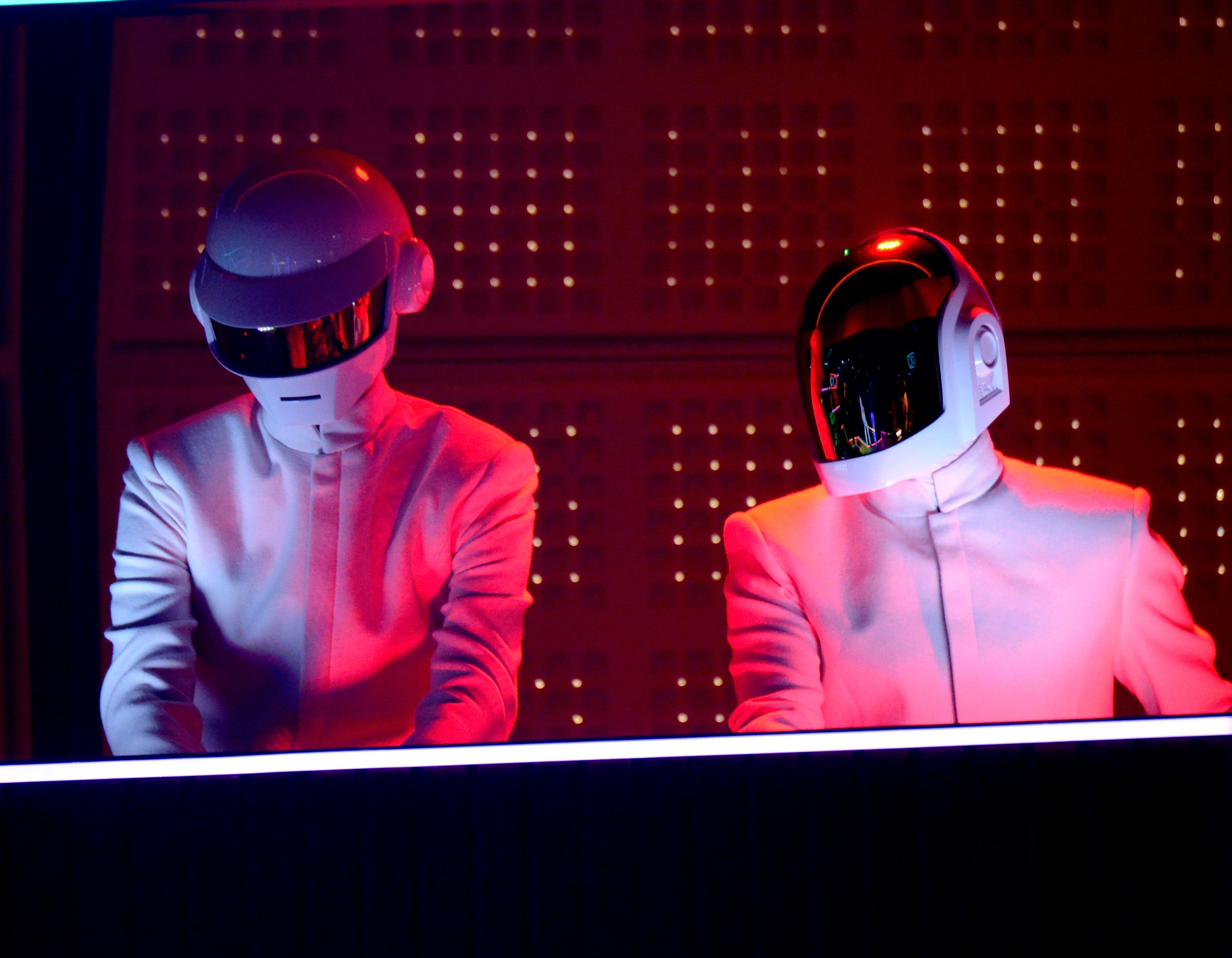 Les Daft Punk aux Grammy Awards à Los Angeles, Californie, le 26 janvier 2014. Photo par Kevin Mazur/WireImage via Getty Images.