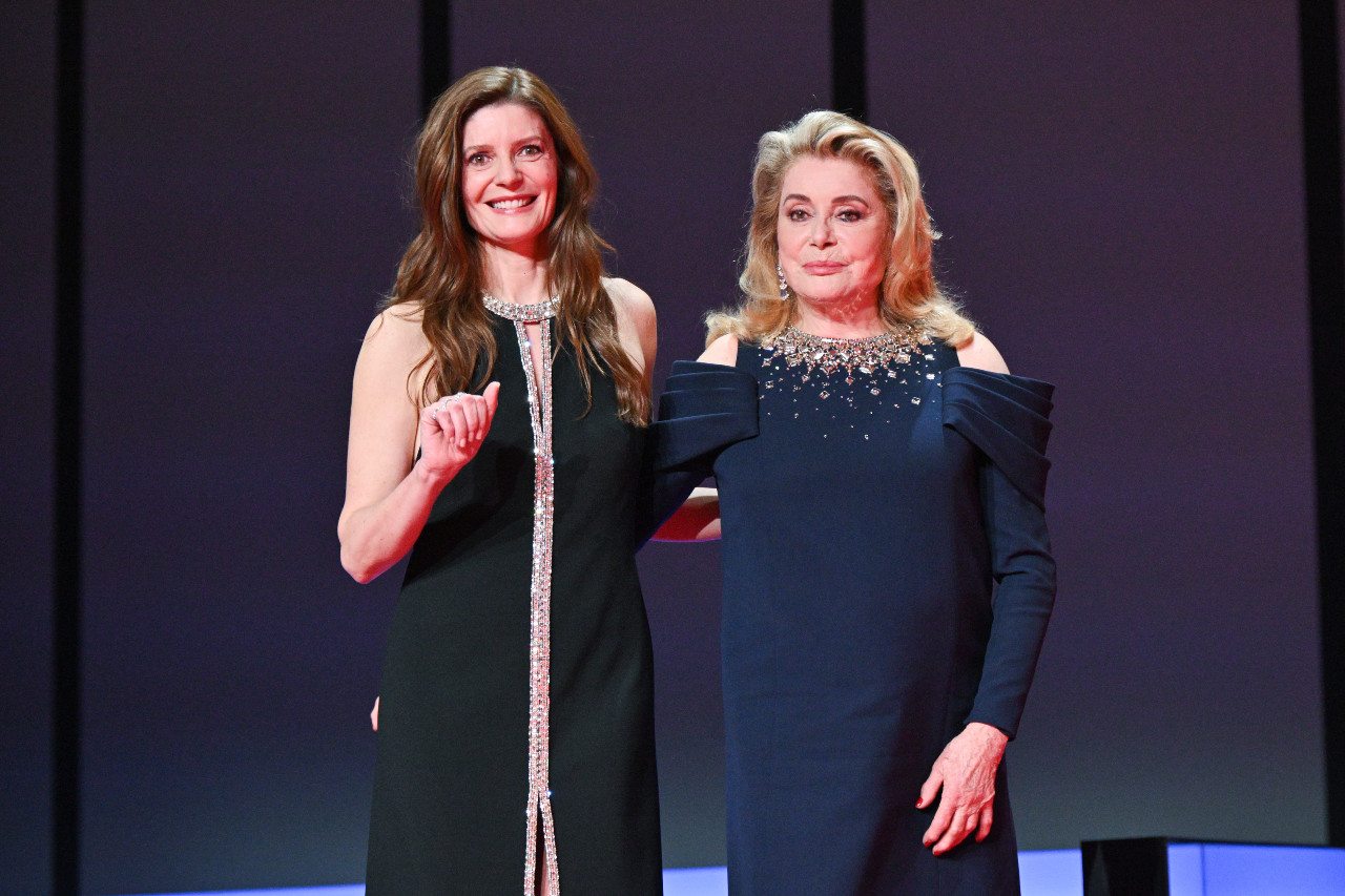 Chiara Mastroianni et Catherine Deneuve durant la cérémonie d'ouverture du 76e Festival de Cannes, au Palais des festivals, à Cannes, le 16 mai 2023. Photo par Stephane Cardinale - Corbis/Corbis via Getty Images.
