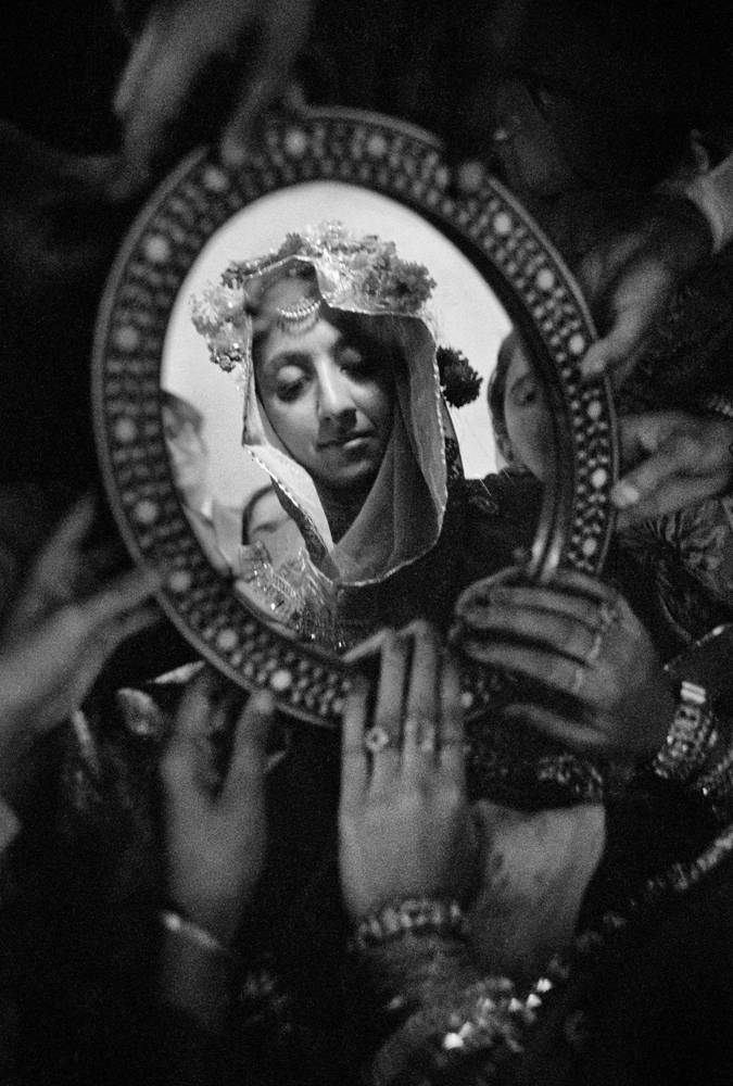 Frank Horvat, “Jeune marié découvrant le visage de sa femme dans un miroir”, Lahore, Pakistan, 1952.