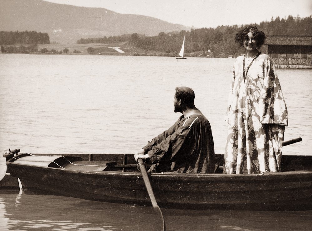 Gustav Klimt et Emilie Floege sur le lac d'Attersee, vers 1909/10. © Photo by Imagno/Getty Images