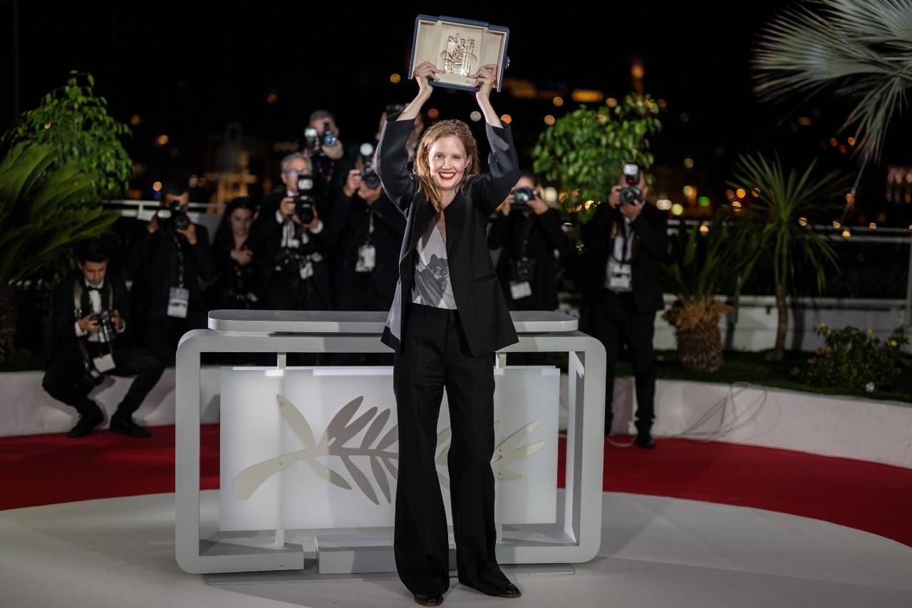 Justine Triet et sa Palme d'Or Award pour Anatomie d'une chute, lors du 76e Festival de Cannes, le 27 mai 2023, au Palais des festivals, à Cannes. Photo par Lionel Hahn/Getty Images