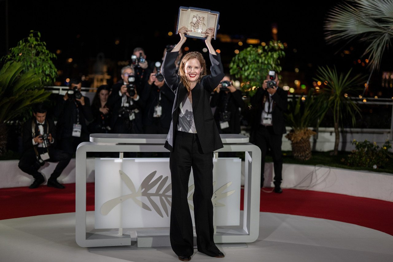 Justine Triet et sa Palme d'Or Award pour Anatomie d'une chute, lors du 76e Festival de Cannes, le 27 mai 2023, au Palais des festivals, à Cannes. Photo par Lionel Hahn/Getty Images