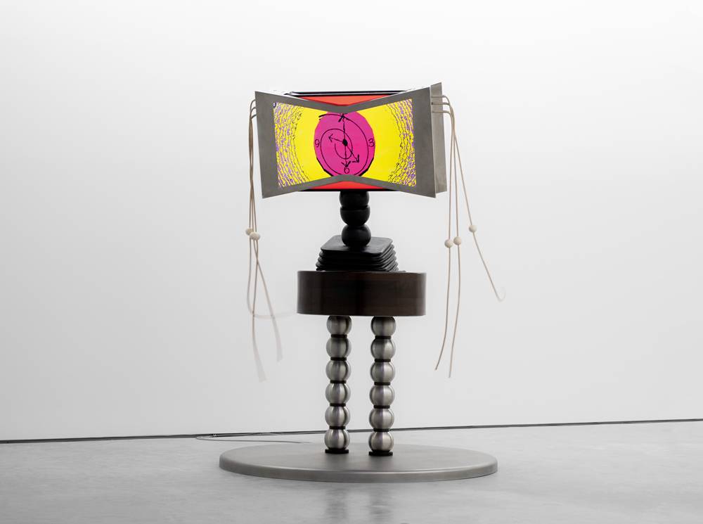 TV Jangle (2022). Steel, wenge wood, rubber bellows, motor, screens, HD color video, sound. 2 min 48 sec. 230 x 180 x 165 cm © Benjamin Baltus. Courtesy of the artist and CLEARING New York / Brussels / Los Angeles