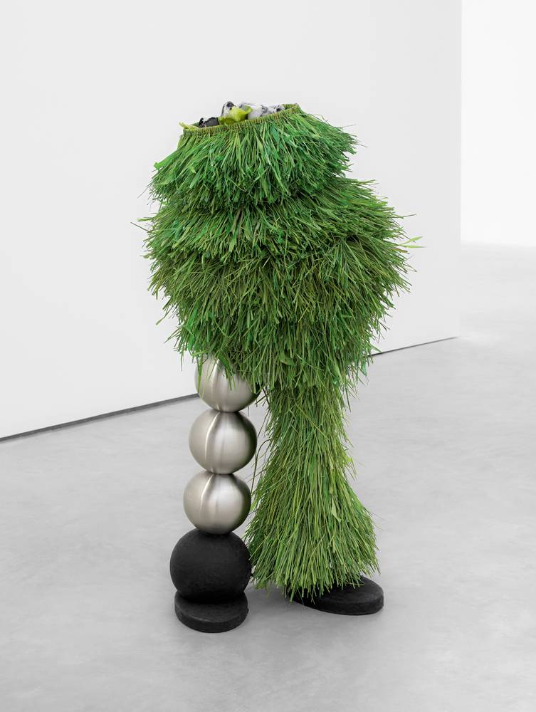 Salad Shake Hairy (2022). Steel, wenge wood, rubber bellows, dyed raffia, motor, plastic, fabric. 130 x 50 x 40 cm © Benjamin Baltus. Courtesy of the artist and CLEARING New York / Brussels / Los Angeles.