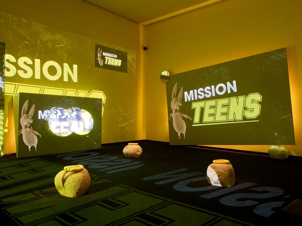 Mission Teens (2019). Installation vidéo. Vue d'installation, Fondation Louis Vuitton, Paris © Meriem Bennani © Fondation Louis Vuitton / Marc Domage