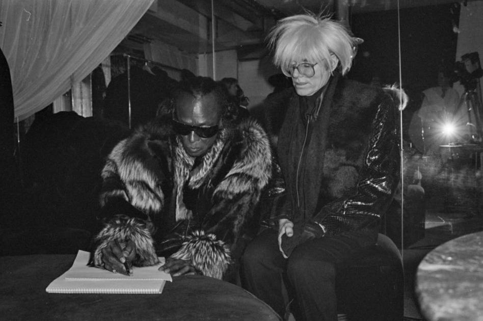 Miles Davis et Andy Warhol dans les coulisses du défilé Koshin Satoh en 1987, à Manhattan.