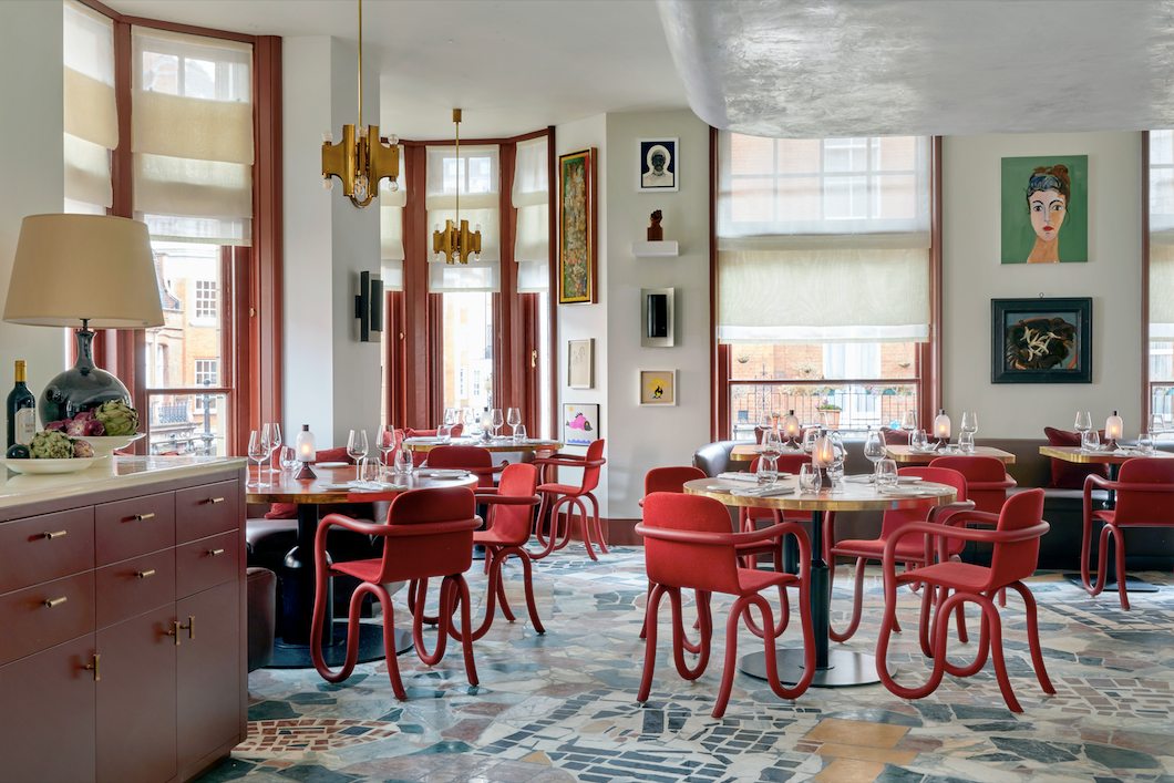 Le Mount St. Restaurant (The Audley Public House, premier étage) et ses 200 œuvres d'art. Design : Studio Laplace.