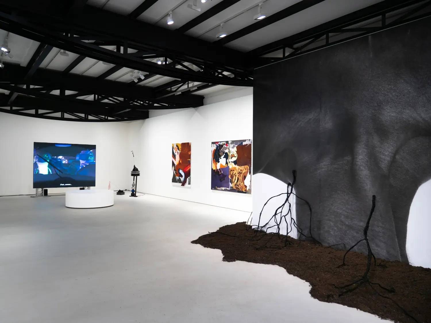 Vue de l'exposition ”Infiltrées” à l'Acacias Art Center (2023). Œuvres de Meriem Bennani, Han Bing et Binta Diaw.