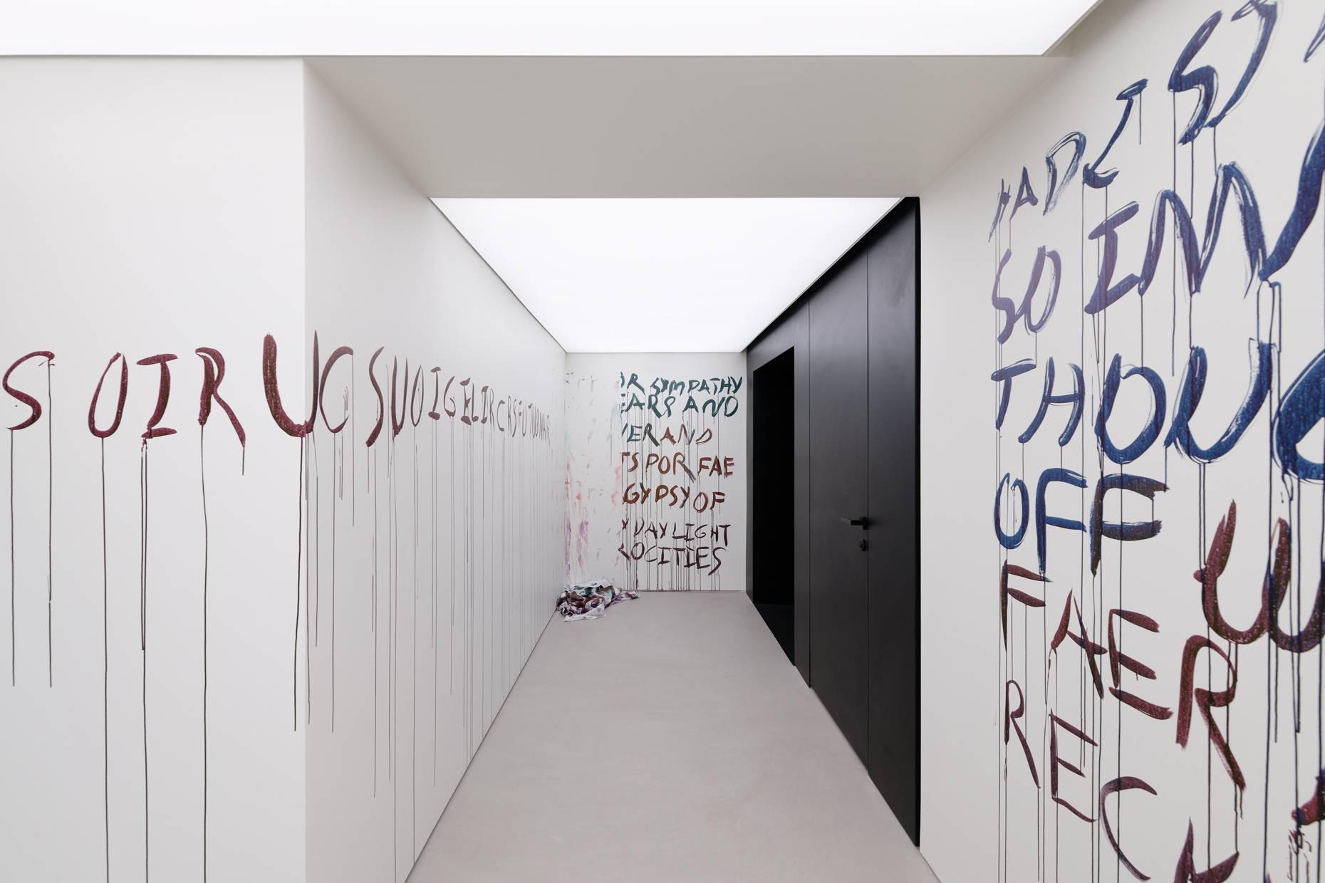 Vue des œuvres de Ser Serpas dans l'exposition du prix Reiffers Art Initiatives “Infiltrées - 5 manières d'habiter le monde” à l'Acacias Art Center, Paris (2023).