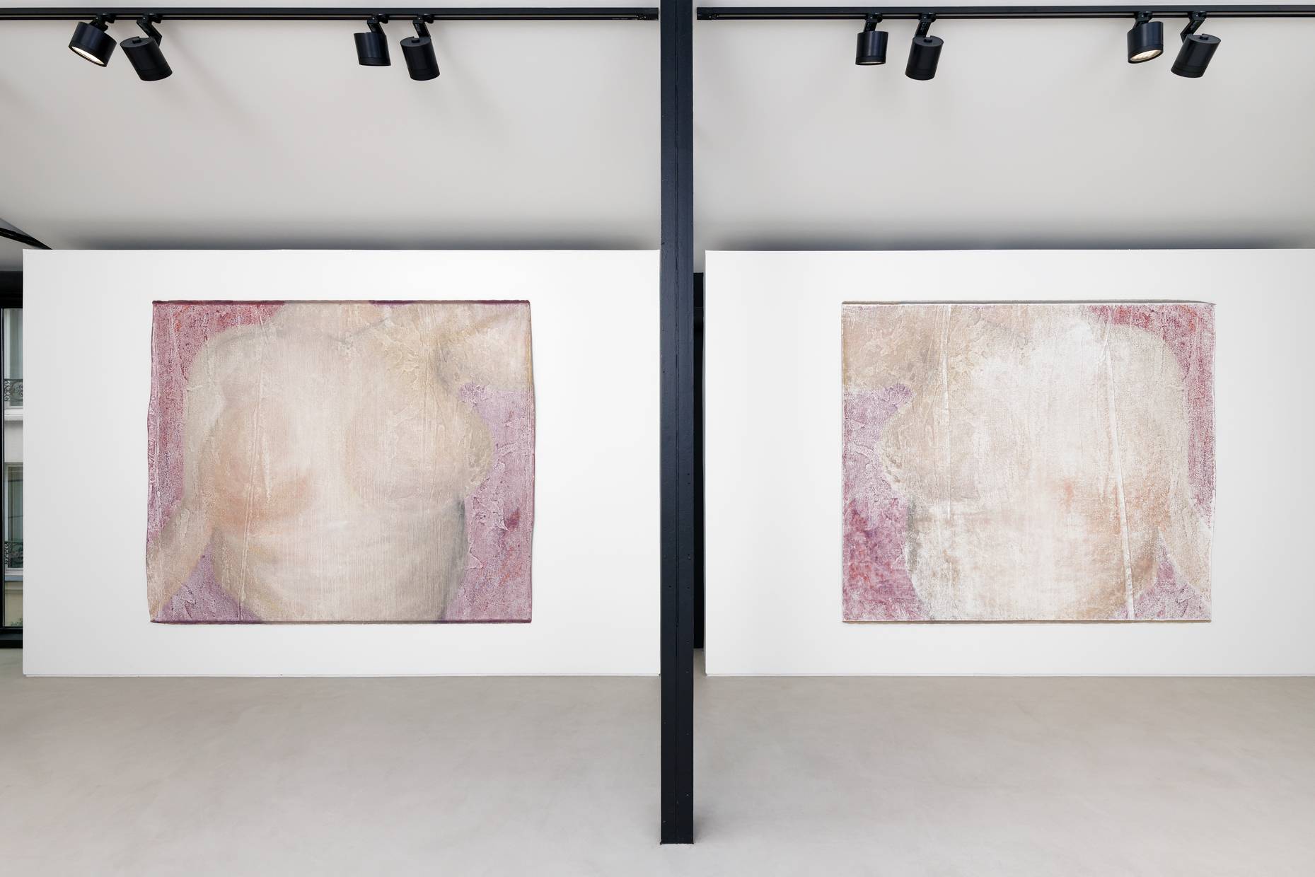 Vue des œuvres de Ser Serpas dans l'exposition du prix Reiffers Art Initiatives “Infiltrées - 5 manières d'habiter le monde” à l'Acacias Art Center, Paris (2023).
