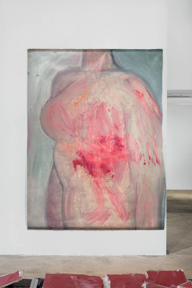 Ser Serpas, “Untitled” (2022). Huile sur jute. 223,5 x 170,2 cm. Vue de l'exposition “Hall” de Ser Serpas au Swiss Institute, New York (2023).