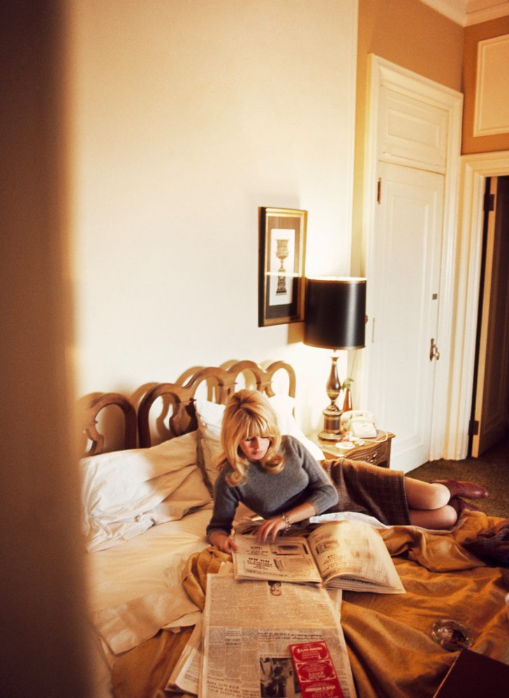 Douglas Kirkland – Brigitte Bardot, Hotel Room, 1965