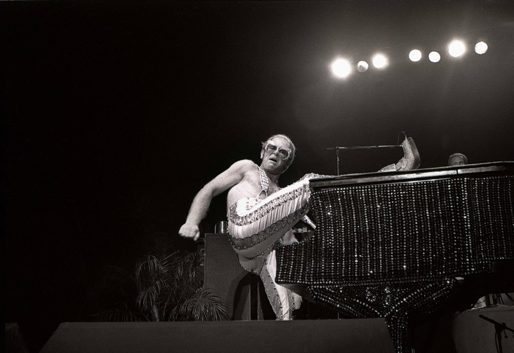 Elton John sur scène en octobre 1974. Photo par Robert Knight Archive/Redferns/ Getty Images