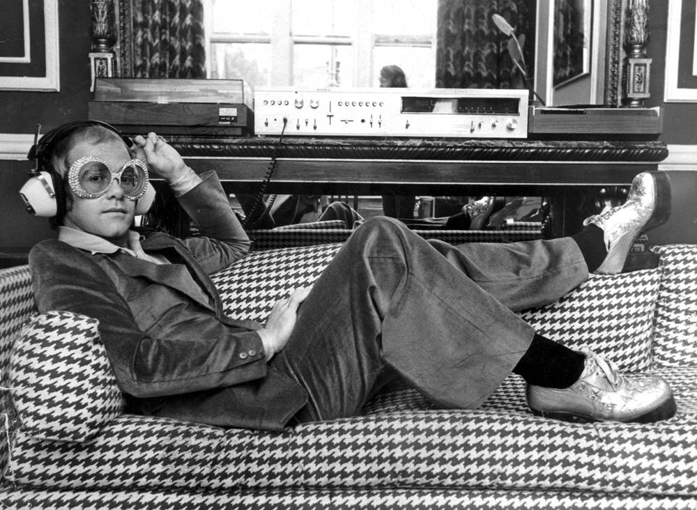 Elton John en train d’écouter de la musique en 1974. Photo par SSPL/Getty Images