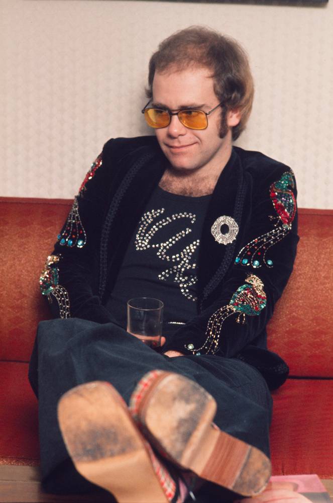 Elton John interviewé dans une chambre d’hôtel à Tokyo, au Japon, le 31 janvier 1974. Photo par Koh Hasebe/Shinko Music/Getty Images