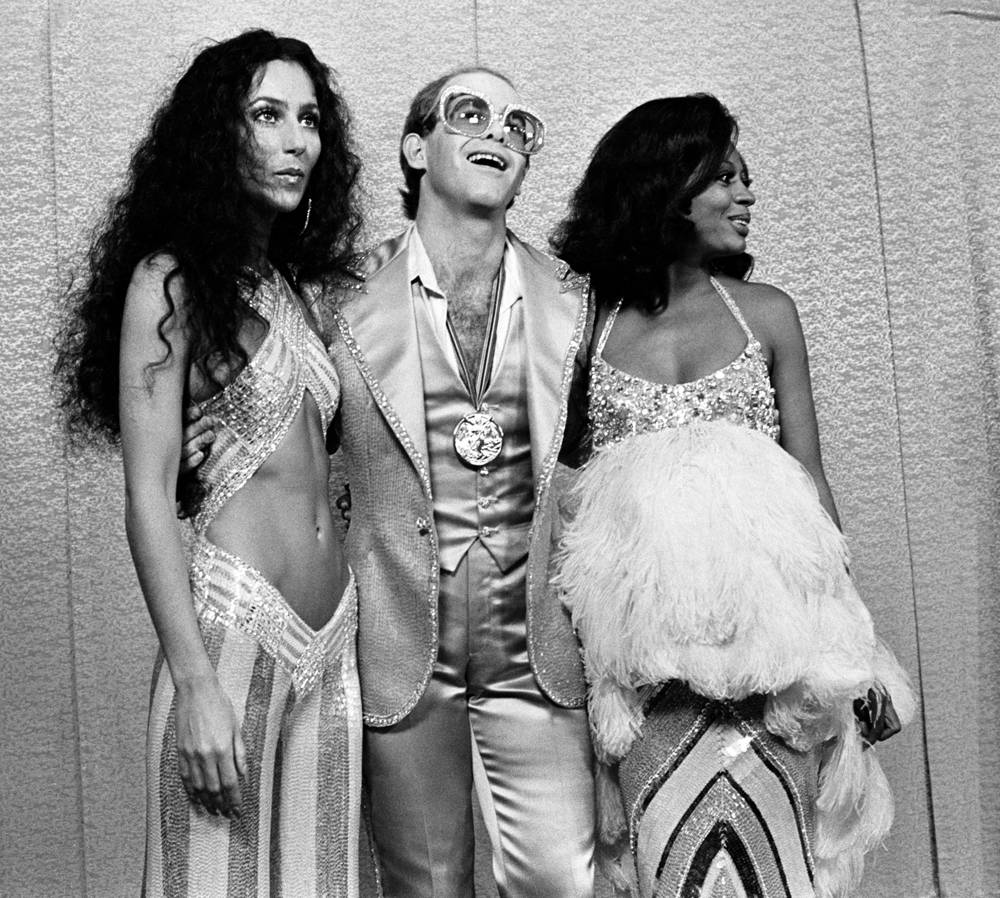 Cher, Elton John et Diana Ross aux Rock Awards au Santa Monica Civic Auditorium, à Santa Monica, en Californie, en 1975. Photo par Mark Sullivan/Getty Images
