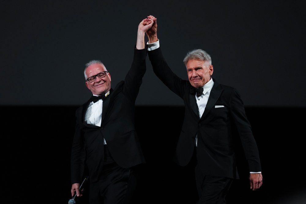 Harrison Ford et Thierry Frémaux lors de la projection d'Indiana Jones et le Cadran de la destinée Indiana Jones au Festival de Cannes 2023, le 18 mai 2023. Photo par Serge Arnal via Disney