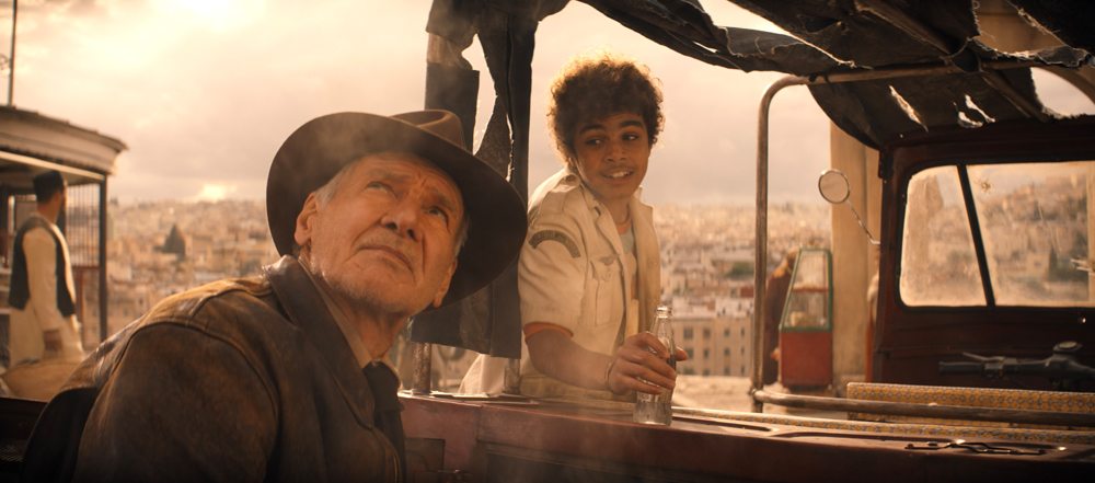 Indiana Jones (Harrison Ford) et Teddy (Ethann Isidore)dans Indiana Jones et le Cadran de la destinée © 2023 Lucasfilm Ltd. & TM. All Rights Reserved.