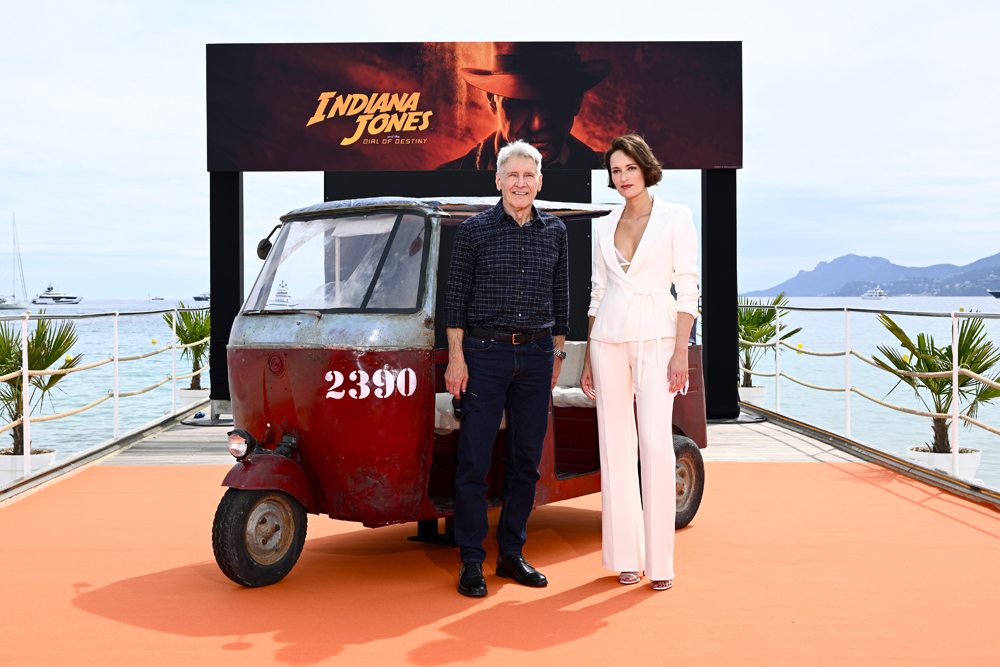 Harrison Ford et Phoebe Waller-Bridge au photocall d'Indiana Jones et le Cadran de la destinée au Carlton, le 18 mai 2023 à Cannes. Photo par Gareth Cattermole/Getty Images pour Disney