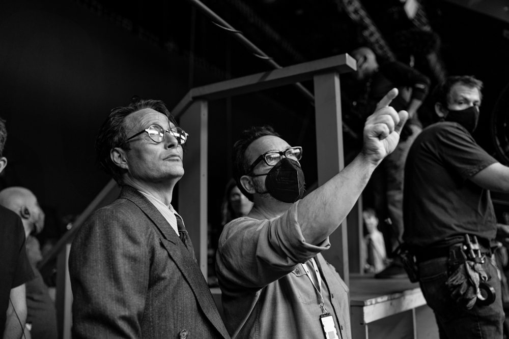 Doctor Jürgen Voller (Mads Mikkelsen) et James Mangold sur le tournage d'Indiana Jones et le Cadran de la destinée © 2023 Lucasfilm Ltd. & TM. All Rights Reserved.