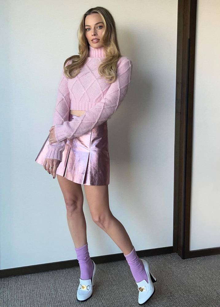 Margot Robbie en Versace automne-hiver 1994-1995 en pleine promo de Barbie, en juin 2023 à Sydney @ Compte Instagram d'Andrew Mukamal