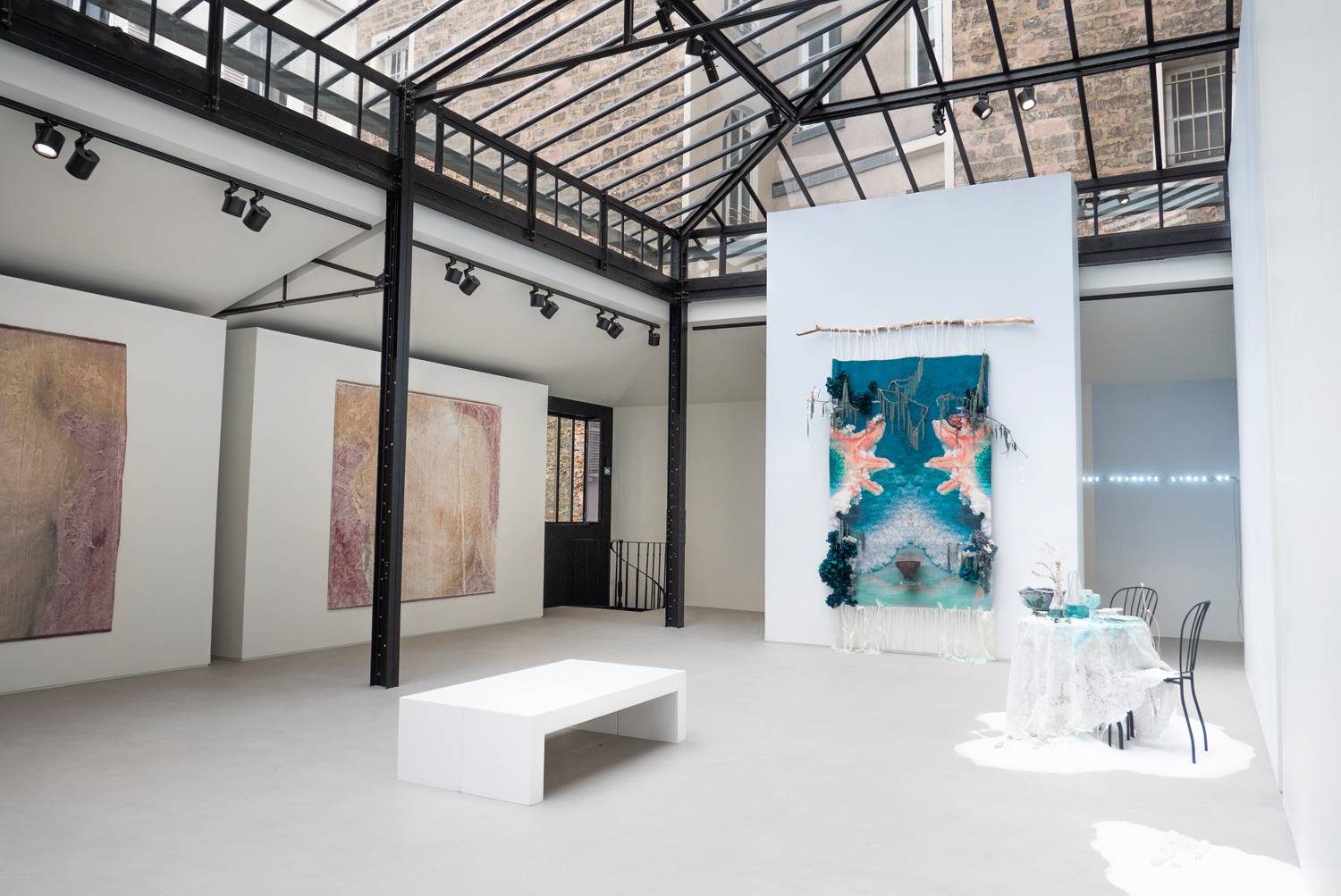 Vue des œuvres de Bianca Bondi dans l'exposition du prix Reiffers Art Initiatives “Infiltrées - 5 manières d'habiter le monde” à l'Acacias Art Center, Paris (2023).