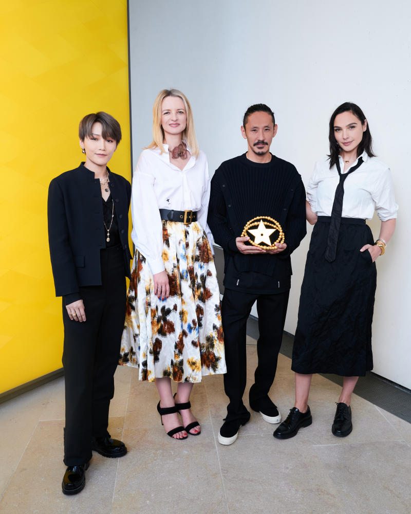 Satoshi Kawata, designer de la marque Setchu et lauréat du Prix LVMH 2023, entouré de Delphine Arnault, CEO de Christian Dior, qui a été personnellement à l'initiative de ce concours en 2013, la pop star chinoise Xin Liu (à gauche) et l'actrice américaine Gal Gadot (à droite).
