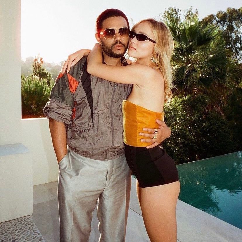 The Weeknd et Lily-Rose Depp en bustier Saint Laurent et lunettes Chanel dans The Idol © HBO
