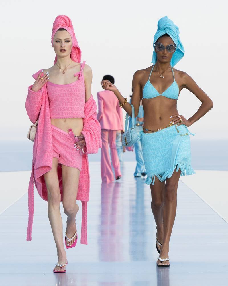 Le look de plage glam Versace x Dua Lipa du défilé La Vacanza
