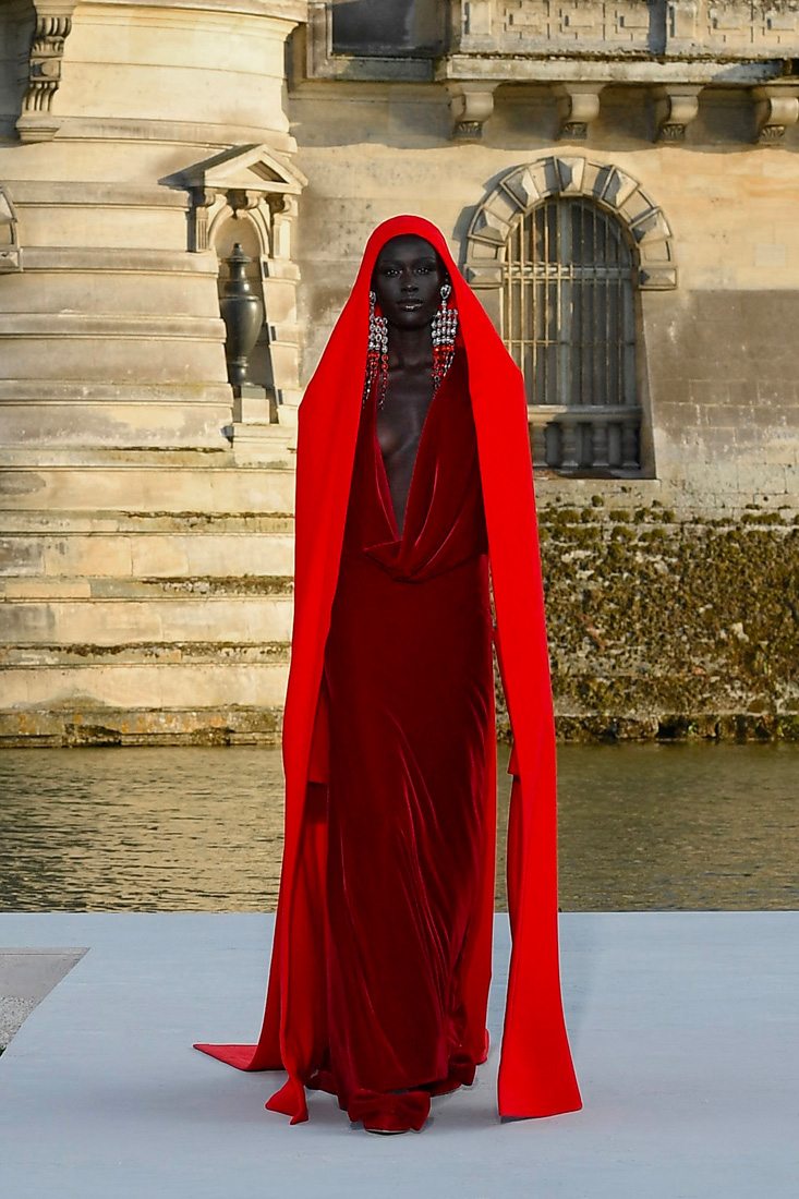Cape corail et robe de velours rouge Valentino haute couture automne-hiver 2023-2024