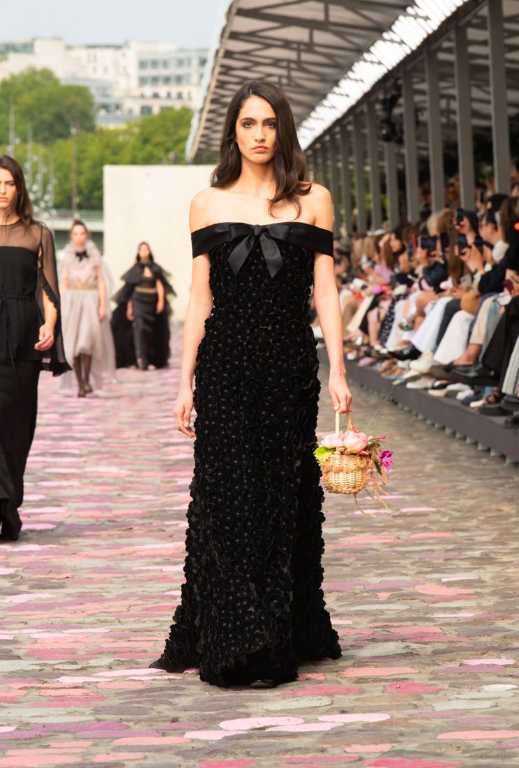 Robe noire brodée de camélias en velours Chanel haute couture automne-hiver 2023-2024