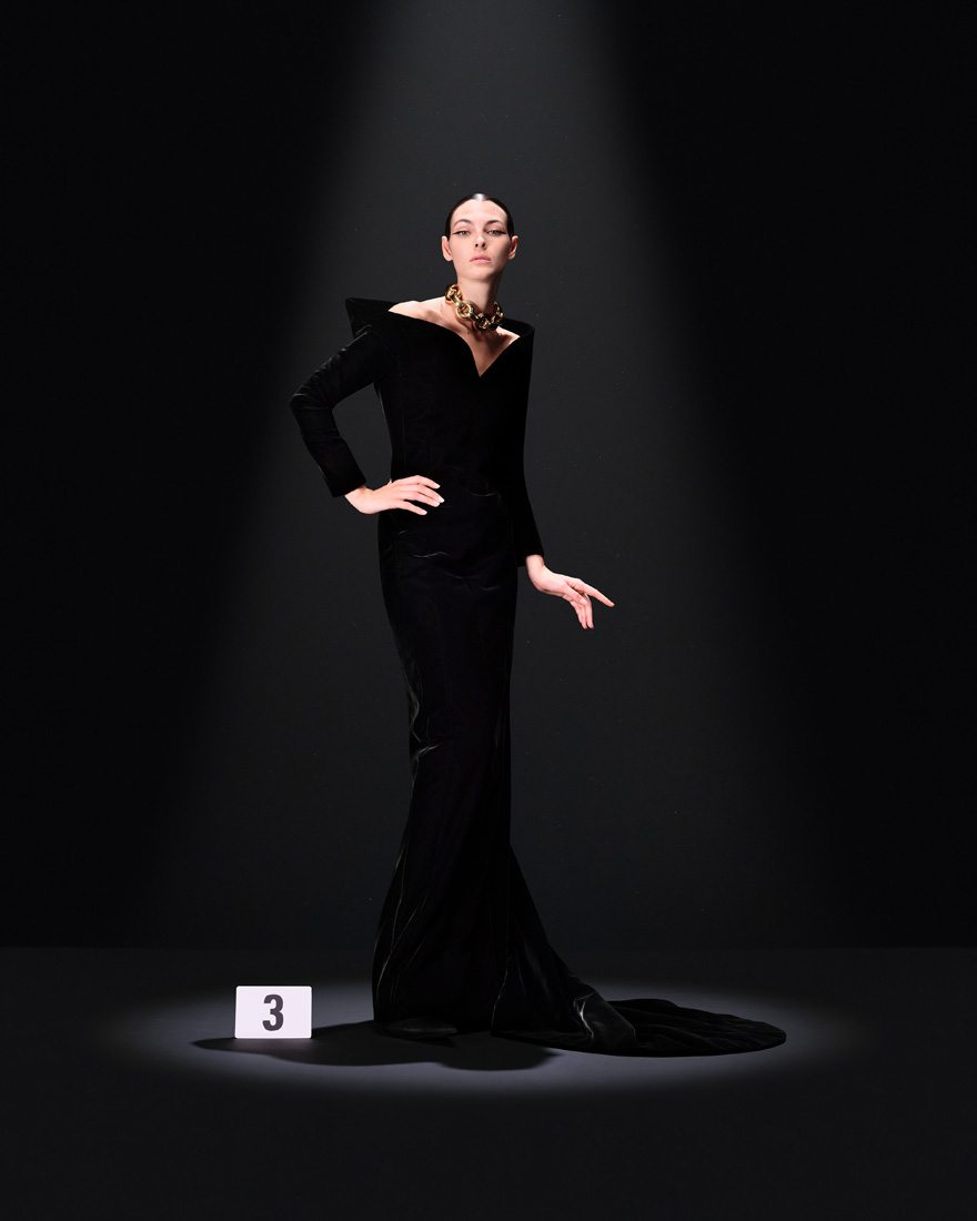 Robe noire en velours Balenciaga haute couture